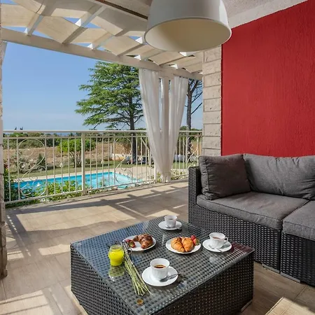 Astinian Puntizela *