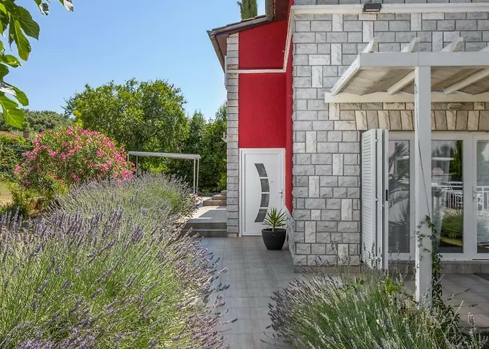 Astinian Puntizela Vila