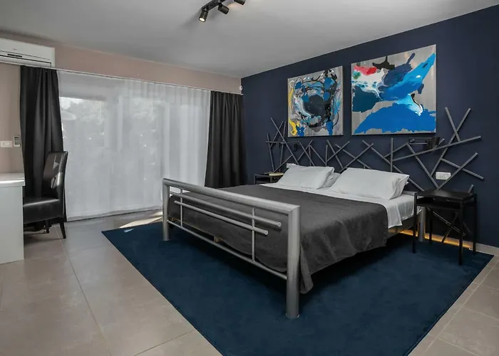 Astinian Puntizela *